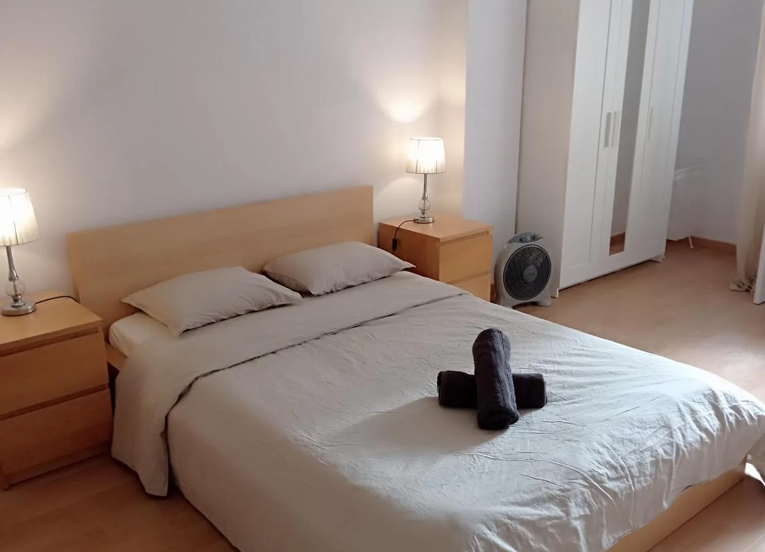 Sunny Central Double Bed Room Metro L5 - L1 Barcelona